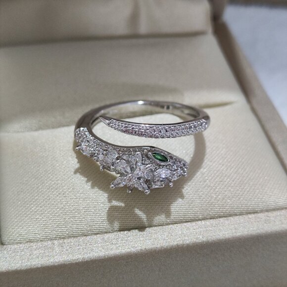 Bvlgari Serpenti Series Emerald Eye Diamond Snake Ring - Picture 10 of 11